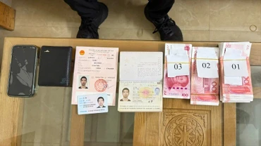 Tiền giả và giấy tờ của đối tượng Bạch Dũng (Trung Quốc) bị phát hiện, bắt giữ.