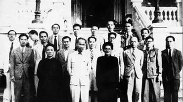 Chính phủ nước Việt Nam Dân chủ cộng hòa được thành lập do Chủ tịch Hồ Chí Minh làm Chủ tịch ra mắt quốc dân (3/11/1946), Bộ trưởng Huỳnh Thúc Kháng (người bên phải, hàng đầu tiên). (Ảnh tư liệu)