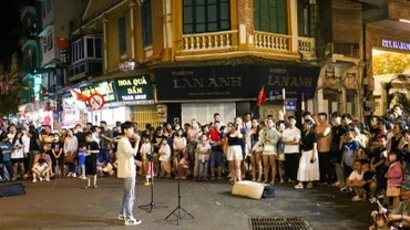 Hoạt động văn hóa, văn nghệ tại không gian phố đi bộ hồ Hoàn Kiếm. (Ảnh: NHẬT QUANG)