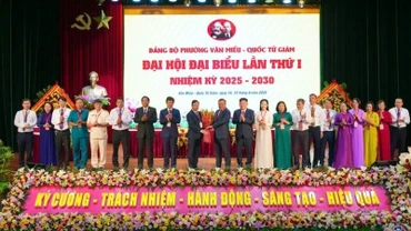 Chủ tịch Ủy ban nhân dân thành phố Hà Nội tặng hoa chúc mừng Ban Chấp hành Đảng bộ phường Văn Miếu-Quốc Tử Giám nhiệm kỳ 2025-2030.
