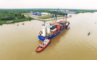 Tàu chở hàng tại cảng Cái Cui, thành phố Cần Thơ.