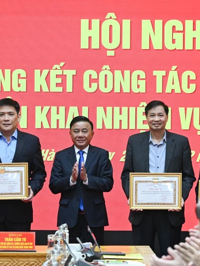 Thường trực Ban Bí thư Trần Cẩm Tú, Bí thư Đảng ủy các cơ quan Đảng Trung ương trao bằng khen cho các tập thể hoàn thành xuất sắc nhiệm vụ năm 2025. (Ảnh: DUY LINH) 