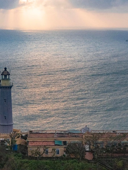 Hải đăng núi Đại Lãnh - Nơi đón bình minh đầu tiên trên đất liền Việt Nam.
