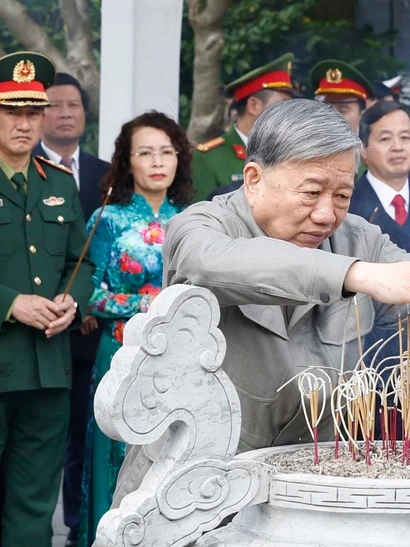 Tổng Bí thư Tô Lâm và Đoàn công tác Trung ương dâng hương tại Khu lưu niệm Tổng Bí thư Nguyễn Văn Cừ, tỉnh Bắc Ninh. (Ảnh: Thống Nhất/TTXVN)