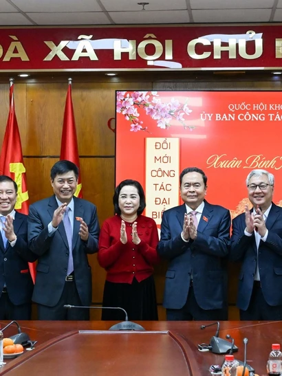 Chủ tịch Quốc hội Trần Thanh Mẫn, Phó Chủ tịch Quốc hội Nguyễn Thị Thanh với Thường trực Ủy ban Công tác đại biểu. (Ảnh: DUY LINH) 