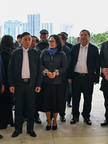 Thường trực Ban Bí thư Trần Cẩm Tú và các đại biểu kiểm tra công tác chuẩn bị Đại hội XIV của Đảng tại Trung tâm Hội nghị Quốc gia. (Ảnh: DUY LINH)