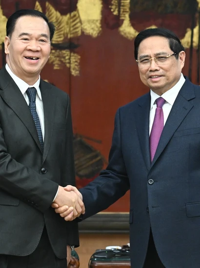 Thủ tướng Phạm Minh Chính và Bộ trưởng Giáo dục và Thể thao Lào Thongsalith Mangnormek.