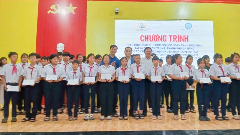Ban Tổ chức trao học bổng cho học sinh có hoàn cảnh khó khăn trên địa bàn xã Quế Sơn Trung.