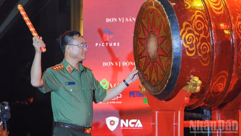 Đồng chí Thượng tướng Phạm Thế Tùng, Ủy viên Trung ương Đảng, Thứ trưởng Công an thực hiện nghi thức khai mạc chuỗi sự kiện chương trình Gala "Tổ quốc bình yên".