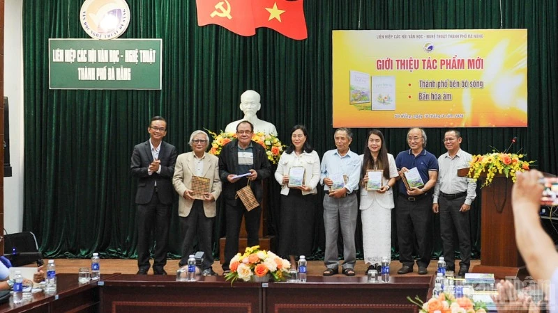 Lãnh đạo Liên hiệp các Hội Văn học-Nghệ thuật thành phố Đà Nẵng trao hai tập thơ mới cho các văn nghệ sĩ.