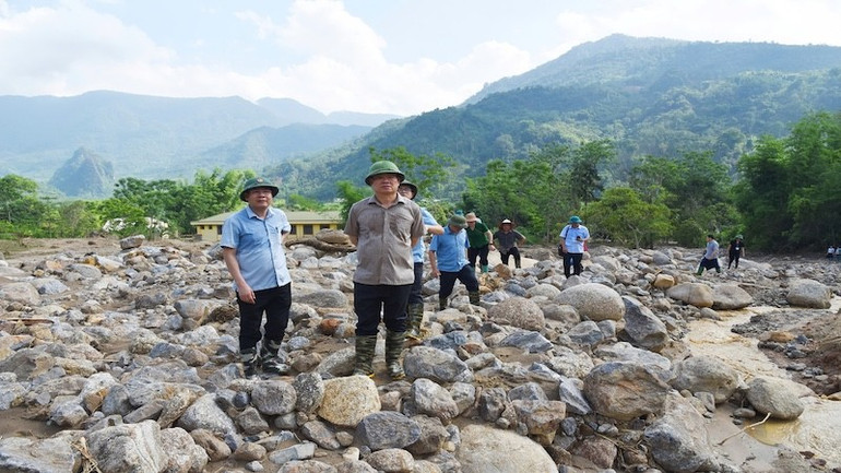 Bí thư Tỉnh uỷ Bắc Kạn Hoàng Duy Chinh và lãnh đạo tỉnh kiểm tra thiệt hại do lũ quét gây ra tại huyện Ba Bể. (Ảnh: QUÝ ĐÔN) 42.jpg