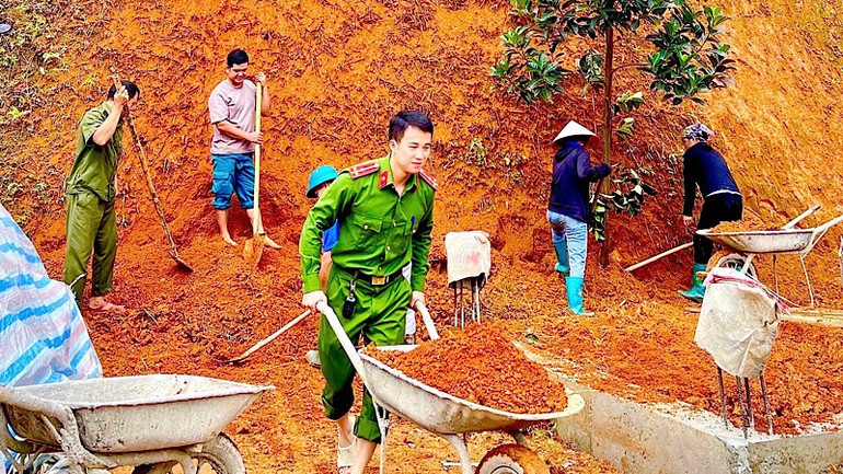 Cán bộ, nhân dân xã Yên Phong ra quân giúp san nền làm nhà mới cho hộ nghèo. (Ảnh: TUẤN SƠN) 58.jpg