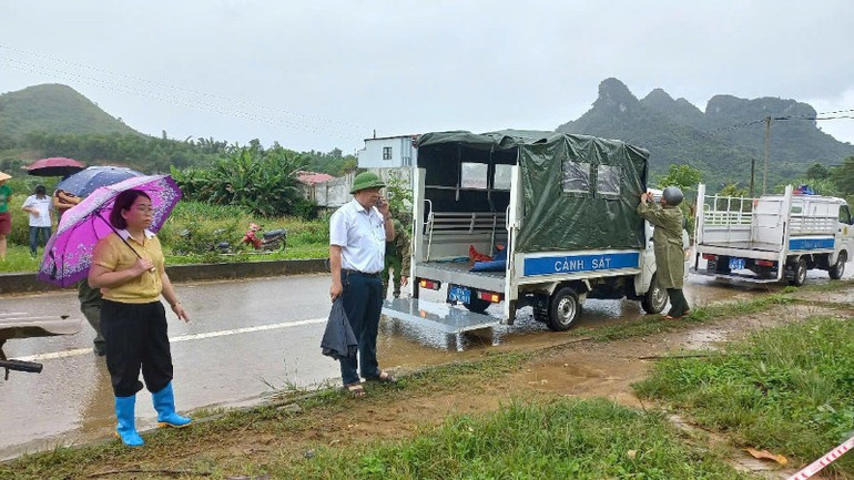 Lực lượng chức năng đến kiểm tra, lên phương án khắc phục hố sụt mới xuất hiện tại xã Na Rì. (Ảnh: TUẤN SƠN) 9-8074.jpg