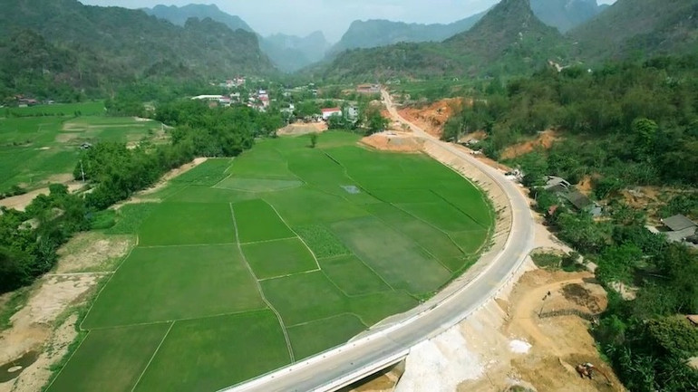 Đường du lịch thành phố Bắc Kạn đi hồ Ba Bể, kết nối sang Na Hang (Tuyên Quang) mở ra cơ hội phát triển mới cho du lịch vùng Đông Bắc. (Ảnh: TUẤN SƠN) 30.jpg