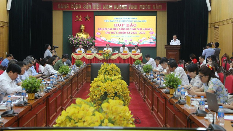 Họp báo có sự tham gia đông đảo của các cơ quan báo chí. (Ảnh: TUẤN SƠN) 27-3412.jpg