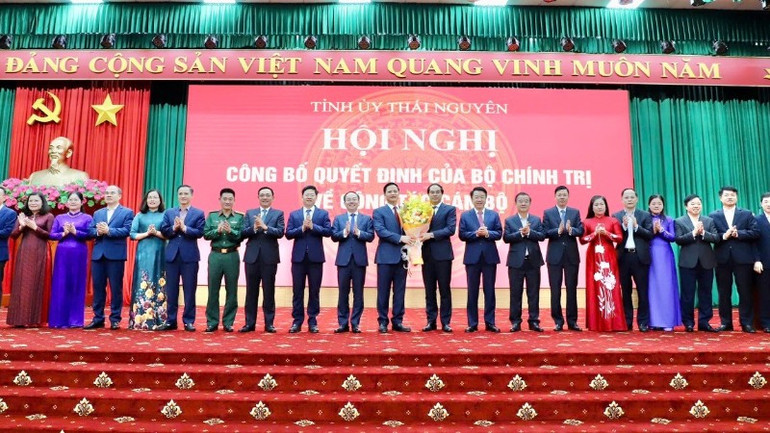 Ledare för Thai Nguyen-provinsen överlämnade blommor för att gratulera kamrat Vuong Quoc Tuan. (Foto: TUAN SON) 29-2325.jpg