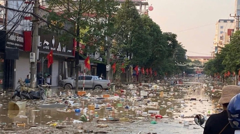 Garbage flooded the streets. (Photo: TUAN SON). 17-453.jpg