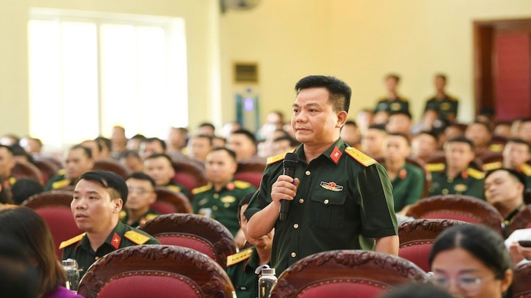 Cử tri nêu ý kiến tại buổi tiếp xúc. (Ảnh: PHÚ SƠN) 12.jpg