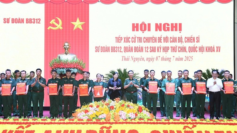 Đại tướng Phan Văn Giang tặng quà cho quân nhân có hoàn cảnh khó khăn. 13.jpg