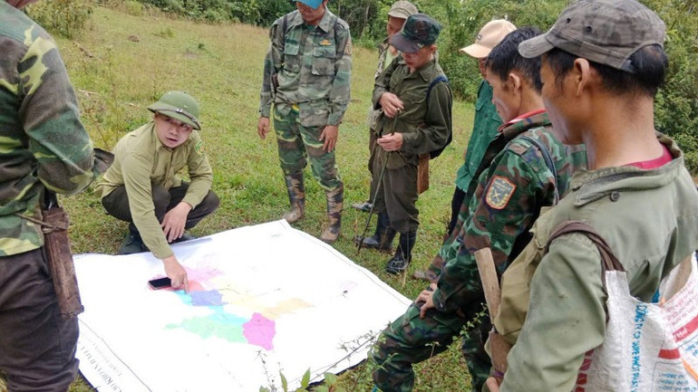 Styrelsen för Nam Xuan Lac art- och habitatskyddsområde och kontrakterade hushåll patrullerar och kontrollerar skogen under torrperioden. (Foto: TUAN SON). 23-359.jpg