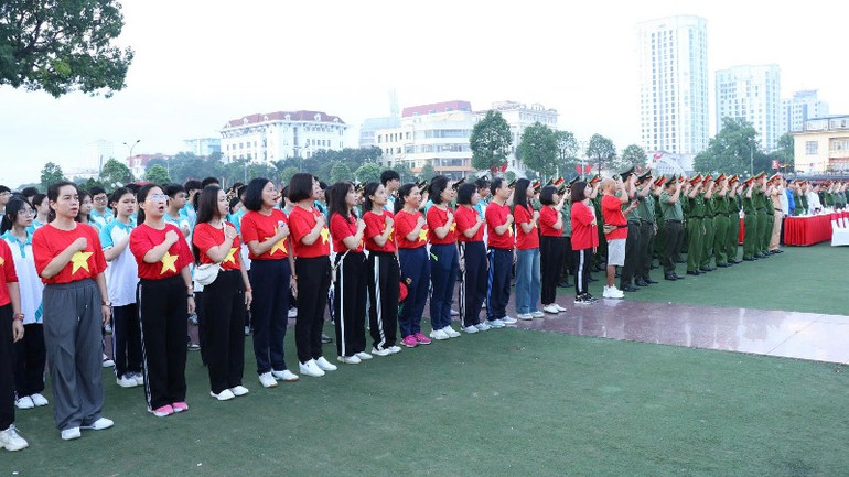 Đại biểu và nhân dân cùng chào cờ, hát Quốc ca. (Ảnh: TUẤN SƠN). 17-8835.jpg