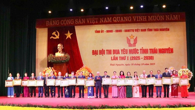 Trao Huân chương Lao động của Chủ tịch nước tặng các tập thể, cá nhân có thành tích xuất sắc. (Ảnh: TUẤN SƠN) 64-3773.jpg