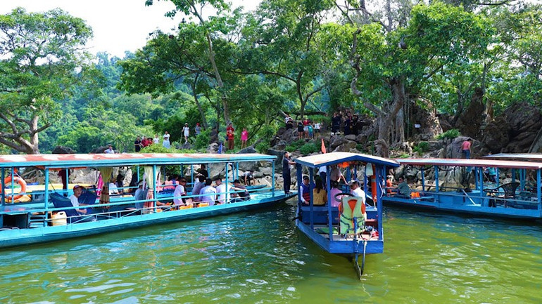 អ្នកទេសចរទៅលេងកោះមេម៉ាយនៅលើបឹងបាបេ។ (រូបថត៖ TUAN SON) 38.jpg