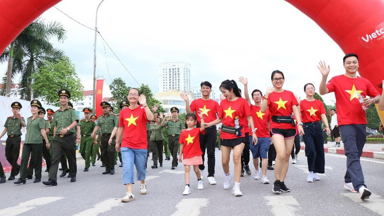 Người dân nhiệt tình, hào hứng tham dự chương trình. (Ảnh: TUẤN SƠN). 18-365.jpg