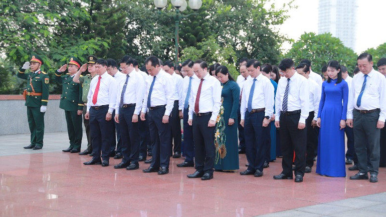 Lãnh đạo tỉnh Thái Nguyên dâng hương tại Đài tưởng niệm các Anh hùng liệt sĩ tỉnh. (Ảnh: TUẤN SƠN) 40-4187.jpg