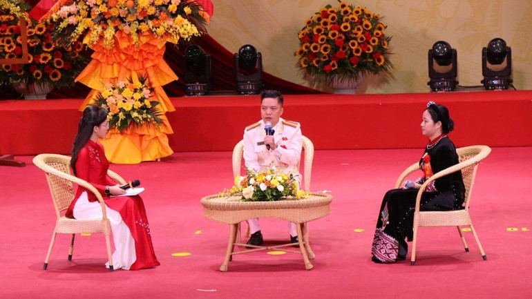 Các cá nhân điển hình tiên tiến chia sẻ kinh nghiệm, cách làm sáng tạo tại đại hội. (Ảnh: TUẤN SƠN) 65-785.jpg