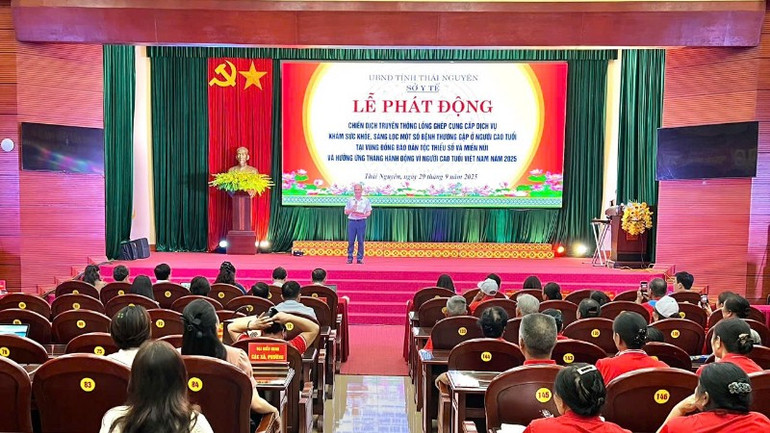 Chương trình có sự tham gia của nhiều lãnh đạo sở, ngành và hơn 150 người cao tuổi. (Ảnh: TUẤN SƠN) 55-2510.jpg