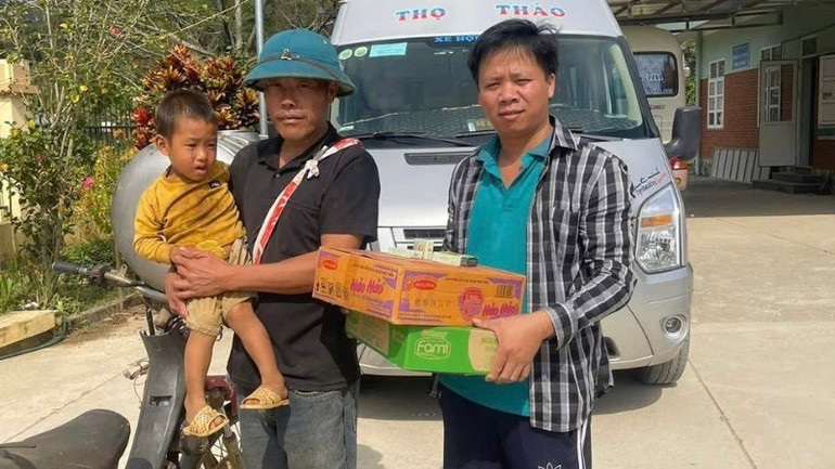 Anh Thọ trao nhu yếu phẩm hỗ trợ hộ có hoàn cảnh khó khăn. (Ảnh: TUẤN SƠN) 2-1468.jpg