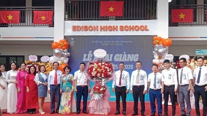 Các cơ quan, đơn vị chúc mừng khai giảng năm học đầu tiên của Trường trung học phổ thông Edison. (Ảnh: THẾ BÌNH) 13-2507.jpg