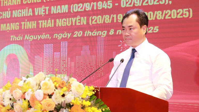 Bí thư Tỉnh ủy Thái Nguyên Trịnh Việt Hùng trình bày diễn văn tại lễ kỷ niệm. (Ảnh: TUẤN SƠN) 41-9728.jpg