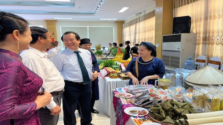 Giới thiệu nông sản tiêu biểu với các đại biểu bên lề buổi tọa đàm. (Ảnh: TUẤN SƠN) 16.jpg