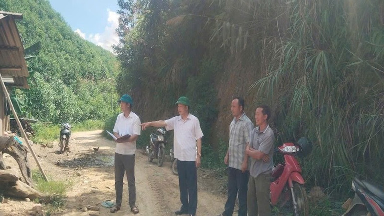 Lãnh đạo xã Nghĩa Tá kiểm tra, đôn đốc thực hiện xóa nhà tạm, nhà dột nát ở thôn, bản. (Ảnh: DUY THÁI) 33.jpg