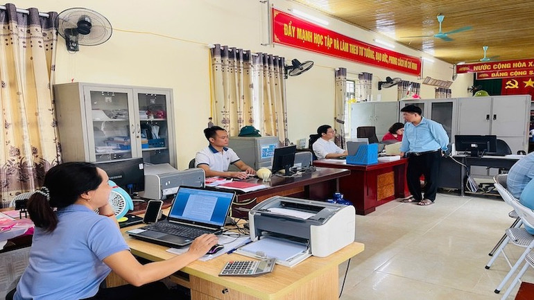 Các xã khắc phục thiếu thốn, bất cập ban đầu, làm việc cả ngày nghỉ để vận hành chính quyền hiệu quả. (Ảnh: MINH NGUYỆT) 32.jpg