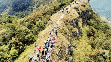 Du lịch trekking khám phá sống lưng khủng long trên núi Phia Pò huyện Lộc Bình, tỉnh Lạng Sơn.