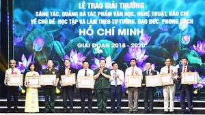 Các tập thể có thành tích quảng bá xuất sắc được trao giải. Ảnh: TRẦN HẢI