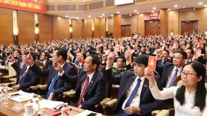 Các đại biểu biểu quyết thông qua Nghị quyết Đại hội nhiệm kỳ 2020-2025.