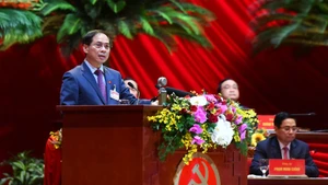 Đồng chí Bùi Thanh Sơn, Ủy viên Trung ương Đảng, Thứ trưởng Thường trực Ngoại giao trình bày tham luận. (ẢNH: ANH TUẤN - DUY LINH)