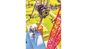 Lắp đặt trụ điện gió tại Nhà máy Ðiện gió Trung Nam tại Ninh Thuận do Trung Nam Group đầu tư.