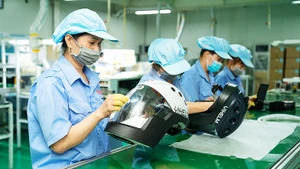 Sản xuất mũ cách ly di động Vihelm. Ảnh: Nhân vật cung cấp