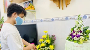 Chưa bao giờ B. lại thấy nhà mình tràn ngập hoa cúc vàng dịp 20/11 như năm nay.