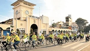 Thanh niên đi xe đạp kêu gọi việc bảo vệ môi trường và sử dụng những sản phẩm xanh.