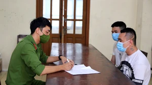 Cơ quan Cảnh sát điều tra Công an thành phố Ninh Bình (tỉnh Ninh Bình) lấy lời khai của các đối tượng trộm cắp thiết bị, phụ tùng ô-tô trên địa bàn. (Ảnh TRẦN DŨNG)
