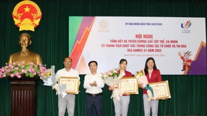 Chủ tịch UBND tỉnh Nam Định Phạm Đình Nghị trao tặng Bằng khen cho các vận động viên, huấn luyện viên xuất sắc tại SEA Games 31.