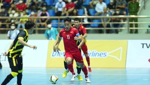 Đội trưởng Văn Vũ bứt tốc dũng mãnh trước cầu thủ của Malaysia. (Ảnh: VFF)