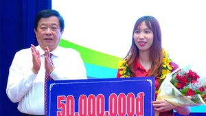 Bí thư Tỉnh ủy Vĩnh Long Bùi Văn Nghiêm trao thưởng cho vận động viên đạt Huy chương Vàng.
