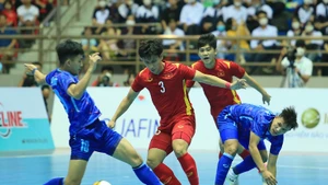 Đội tuyển futsal nam Việt Nam (áo đỏ) giành Huy chương Đồng SEA Games 31. (Ảnh: VFF)